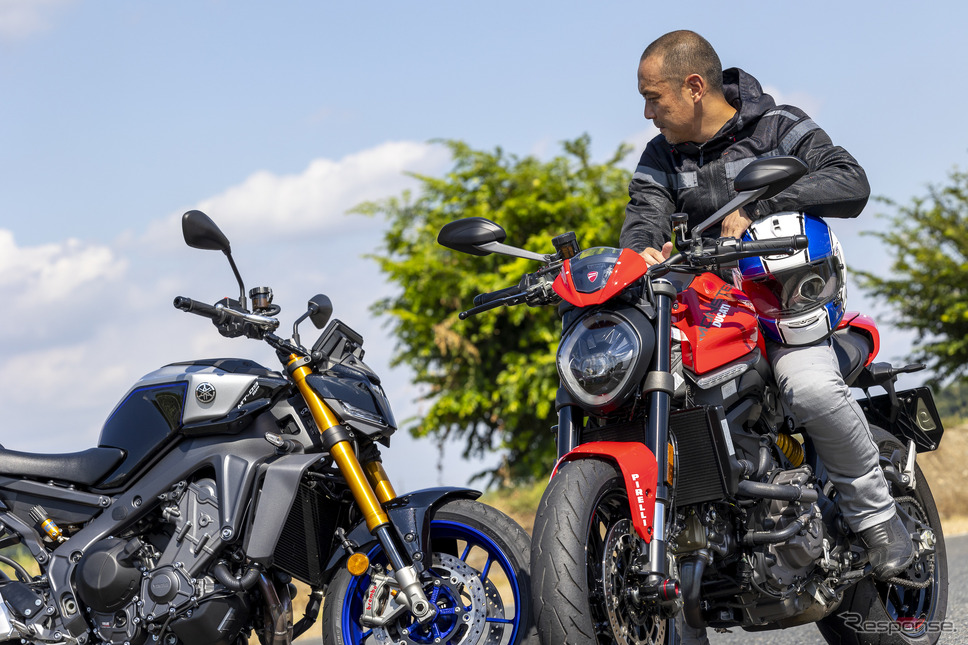 ヤマハ MT-09 SP(左)とドゥカティ モンスター+(右)《写真撮影 山内潤也》