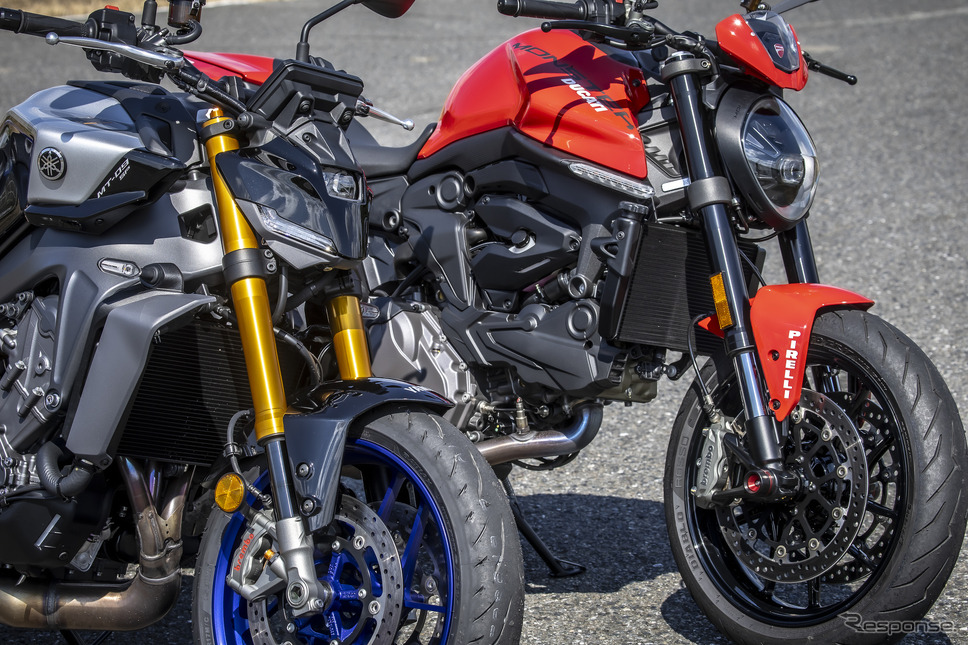 ヤマハ MT-09 SP(左)とドゥカティ モンスター+(右)《写真撮影 山内潤也》