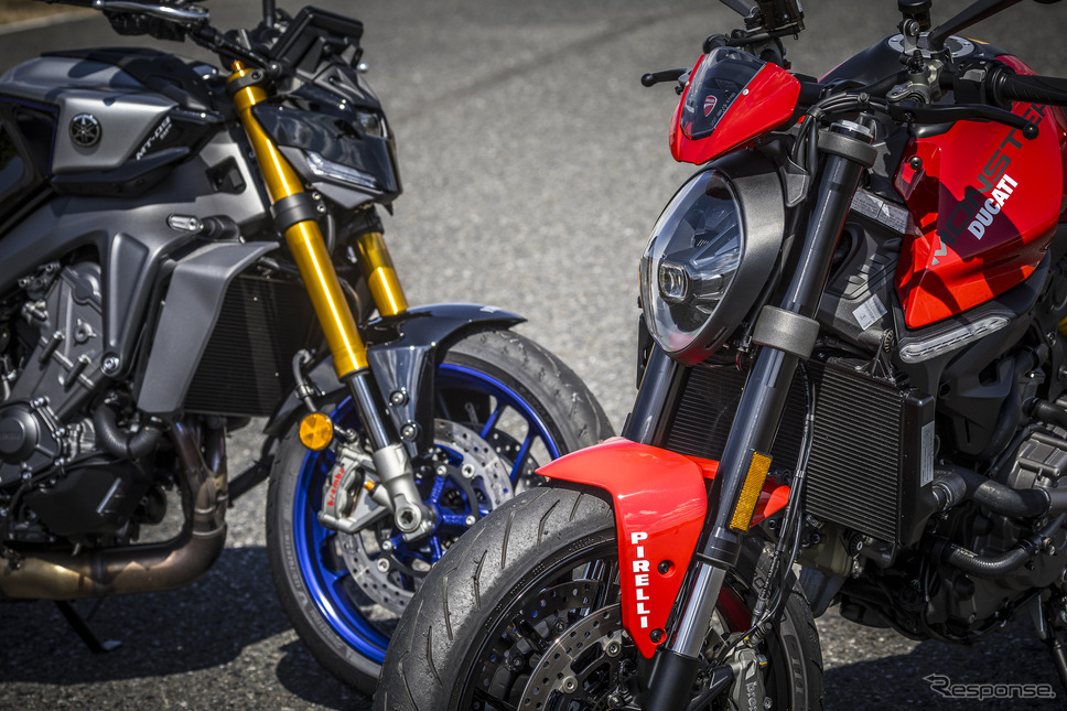 ヤマハ MT-09 SP(左)とドゥカティ モンスター+(右)《写真撮影 山内潤也》