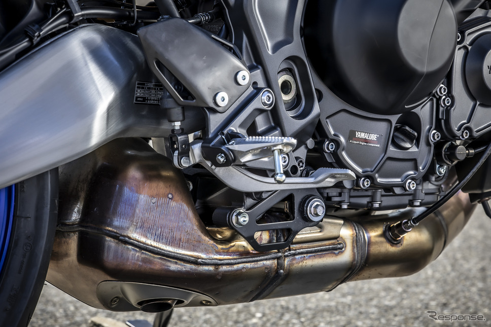 熟成を重ね、さまざまなモデルに採用されるDOHC並列3気筒の888ccエンジン。国産唯一のパッケージで、ヤマハらしい気持ちよさと速さを約束。《写真撮影 山内潤也》