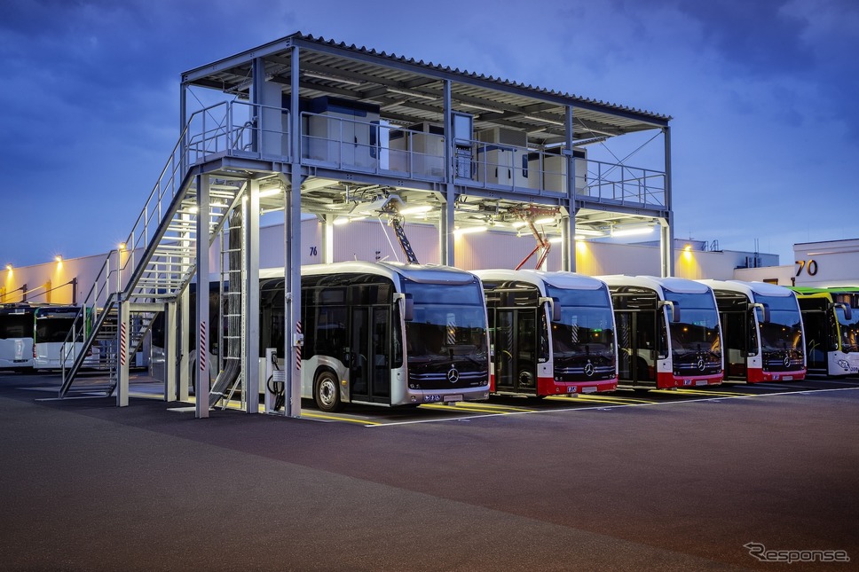 メルセデスベンツ(ダイムラートラック)のEVバスは屋根のパンタグラフで充電可能《photo by Daimler Truck》