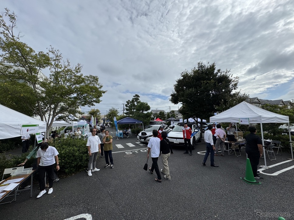 神奈川県藤沢市の湘南T-SITEは駐車場の雰囲気もいい。各社のブースが点在し、招待客に混じり買い物客も興味深くブースを訪問する。《photo by Kazuya Miura》