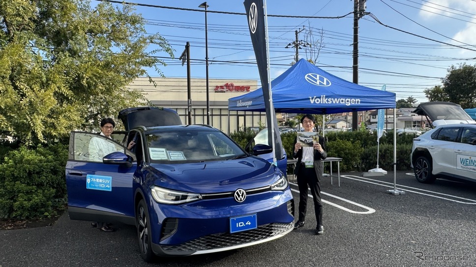 フォルクスワーゲンブースには青いID.4。試乗車のID.4は黒。装備のわりに価格が抑えめと、販売も好調だそうだ。《photo by Kazuya Miura》
