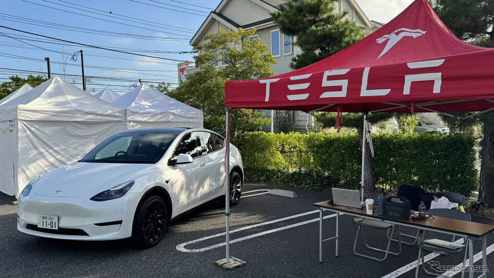 テスラブースは人が写ってはならないということで撮影時のみ無人。車両はモデルY。《photo by Kazuya Miura》