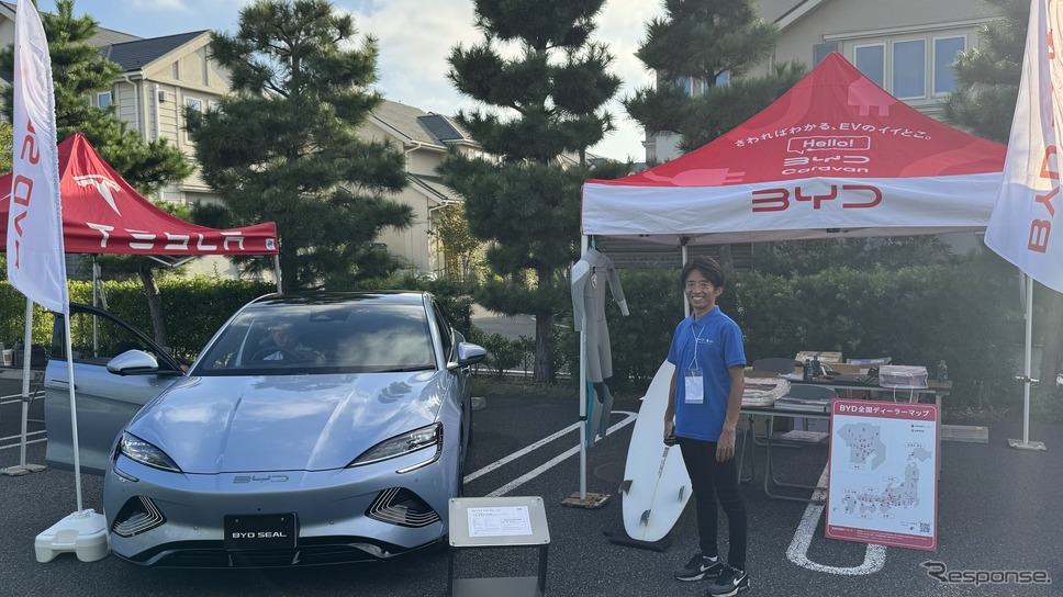 BYDブースは話題のSEAL。試乗車はATTO3だったがその価格差50万程度と知って、SEALにも試乗したいと感じた来場者がいた。《photo by Kazuya Miura》
