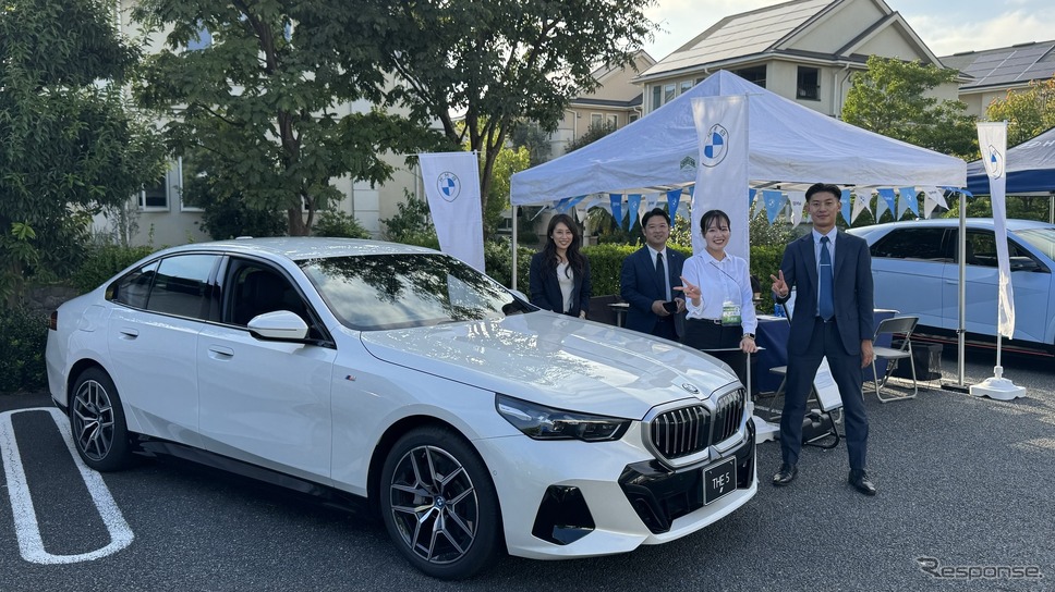BMWブースには女性がたくさん集まっていたが、カメラを向けたらとたんに隠れてしまった。《photo by Kazuya Miura》