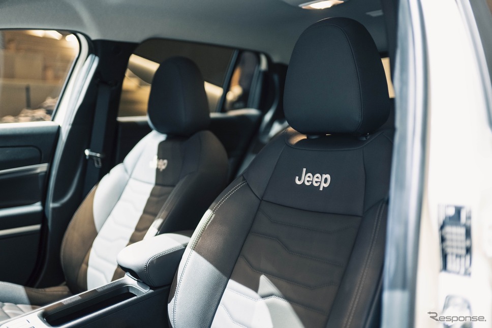 ジープ初の電気自動車、アベンジャー《写真提供 ステランティスジャパン》
