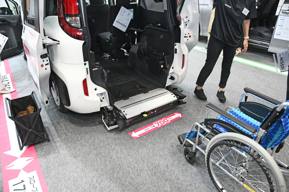 トヨタ自動車/ショートスロープ。後方にスペースがない場所でも車いすの乗り入れを可能にする。車体後部がニールダウンする機構も備える《写真撮影 諸星陽一》