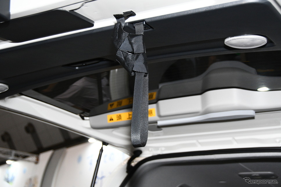 トヨタ自動車/バックドアを閉める際に手が届きやすくなる「シェイクバンド」。閉まるときにストラップが挟まるようなことがない《写真撮影 諸星陽一》