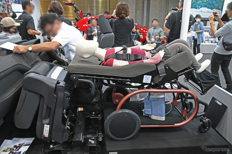 トヨタ自動車/ティルト・リクライニング機構付きモジュラー型車椅子を乗せることを考えたシートレイアウトも開発中《写真撮影 諸星陽一》