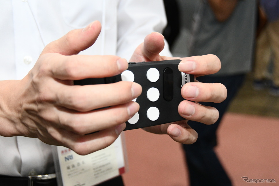 トヨタモビリティ基金/スマートフォン・タブレット用の点字キーボード「Hable easy」《写真撮影 諸星陽一》