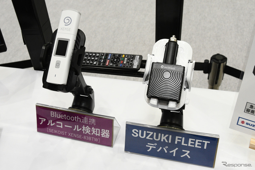 スズキ/スズキフリートの専用デバイス(右)とアルコール検知器(左)《写真撮影 諸星陽一》