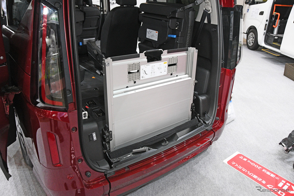 日産自動車/ セレナチェアキャブ スロープタイプのスロープ。垂直状態に畳んだだけでもリヤドアは閉められる《写真撮影 諸星陽一》