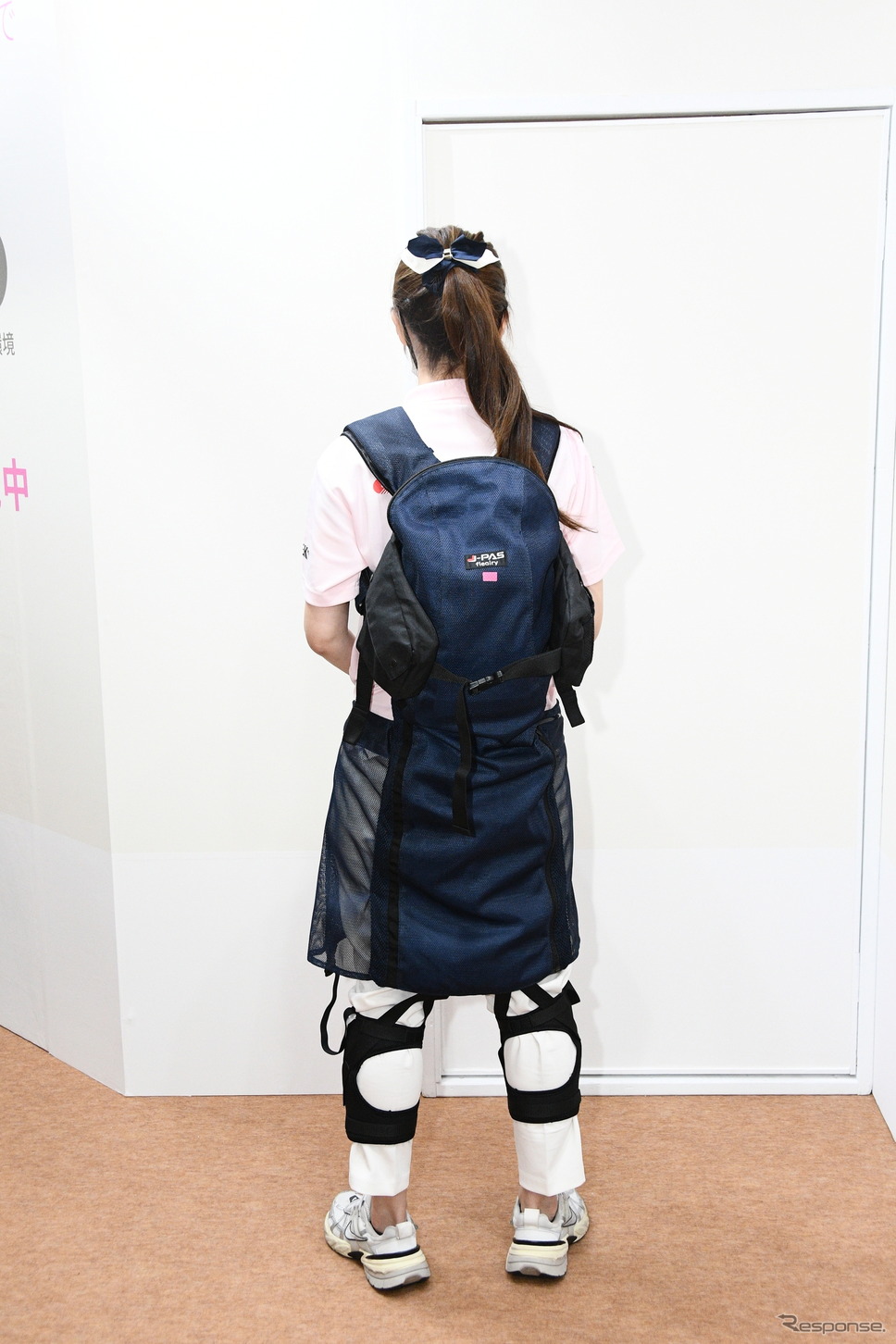ジェイテクト/アシストスーツの「J-PAS fleairy」装着状態《写真撮影 諸星陽一》