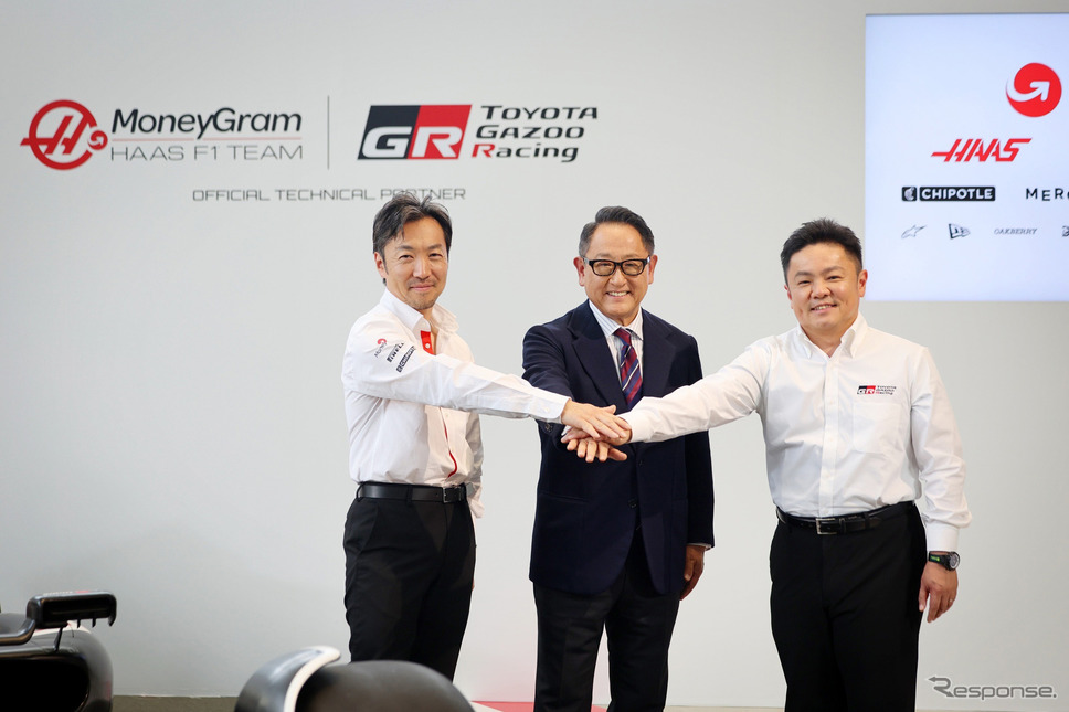 左からハースF1チーム代表の小松礼雄氏、トヨタ自動車会長の豊田章男氏、GAZOO Racing Company プレジデント高橋智也氏《写真提供 トヨタ自動車》