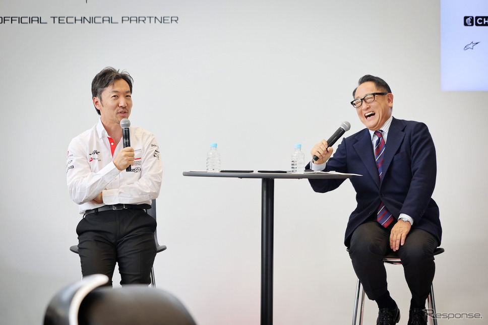左からハースF1チーム代表の小松礼雄氏とトヨタ自動車会長の豊田章男氏《写真提供 トヨタ自動車》