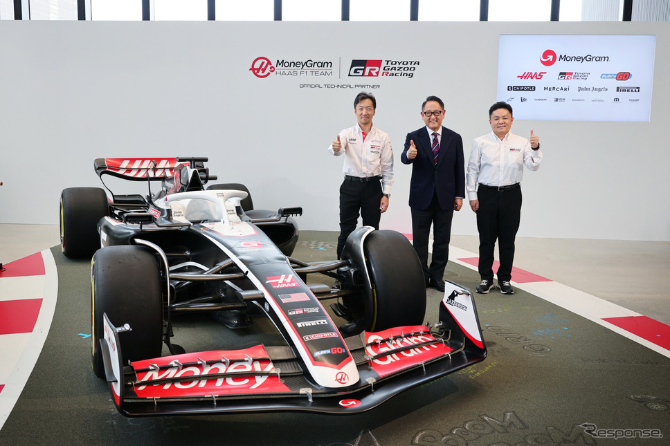 左からハースF1チーム代表の小松礼雄氏、トヨタ自動車会長の豊田章男氏、GAZOO Racing Company プレジデント高橋智也氏《写真提供 トヨタ自動車》