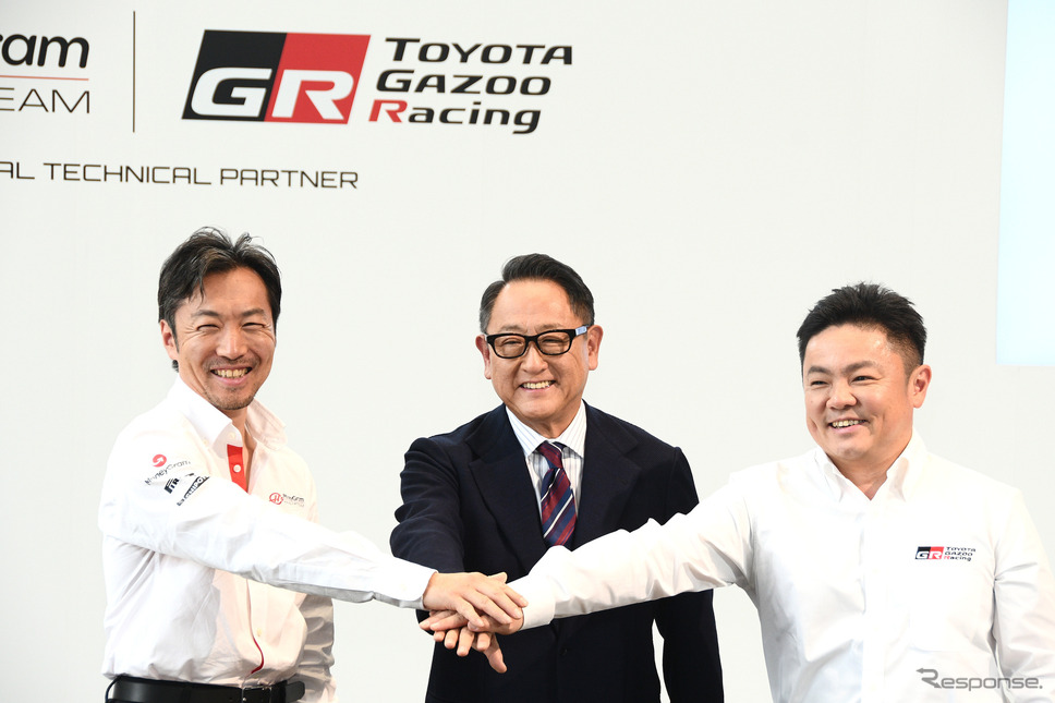 左からHaas F1代表の小松礼雄氏、モリゾウ氏(トヨタ自動車代表取締役会長 豊田章男氏)、TOYOTA GAZOO Racing プレジデントの高橋智也氏《写真撮影 諸星陽一》