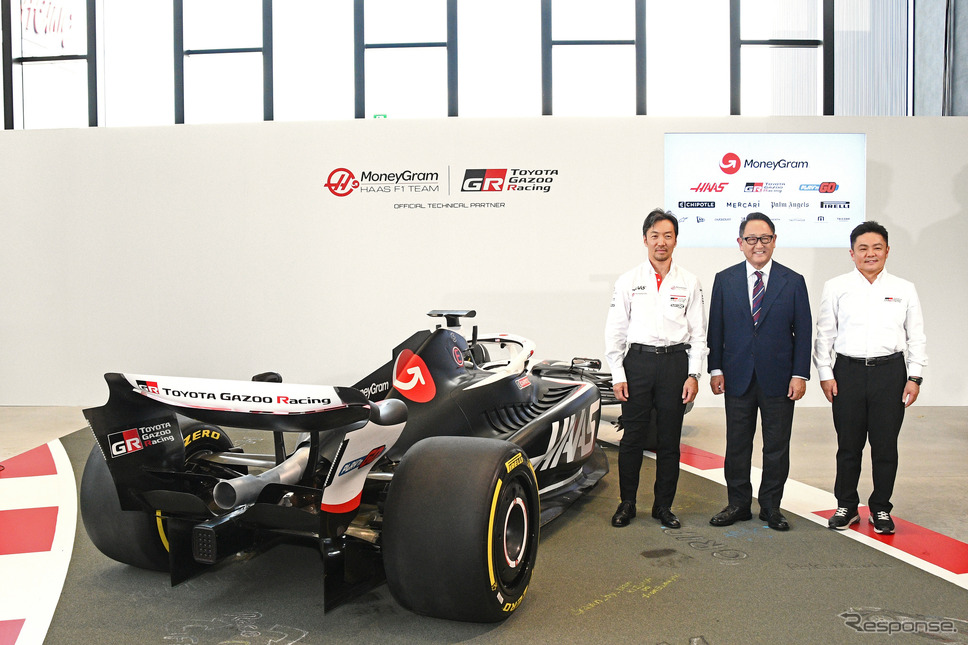 左からHaas F1代表の小松礼雄氏、モリゾウ氏(トヨタ自動車代表取締役会長 豊田章男氏)、TOYOTA GAZOO Racing プレジデントの高橋智也氏《写真撮影 諸星陽一》