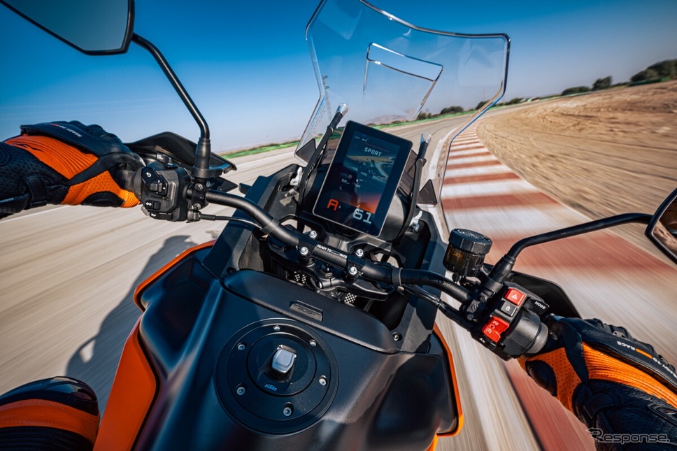 KTMの新型8.8インチ TFTディスプレイ《photo by KTM》