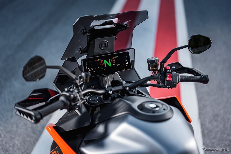 KTMの新型8.8インチ TFTディスプレイ《photo by KTM》