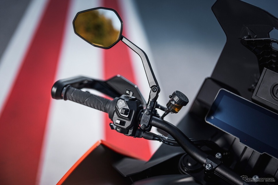 KTMの新型8.8インチ TFTディスプレイ《photo by KTM》