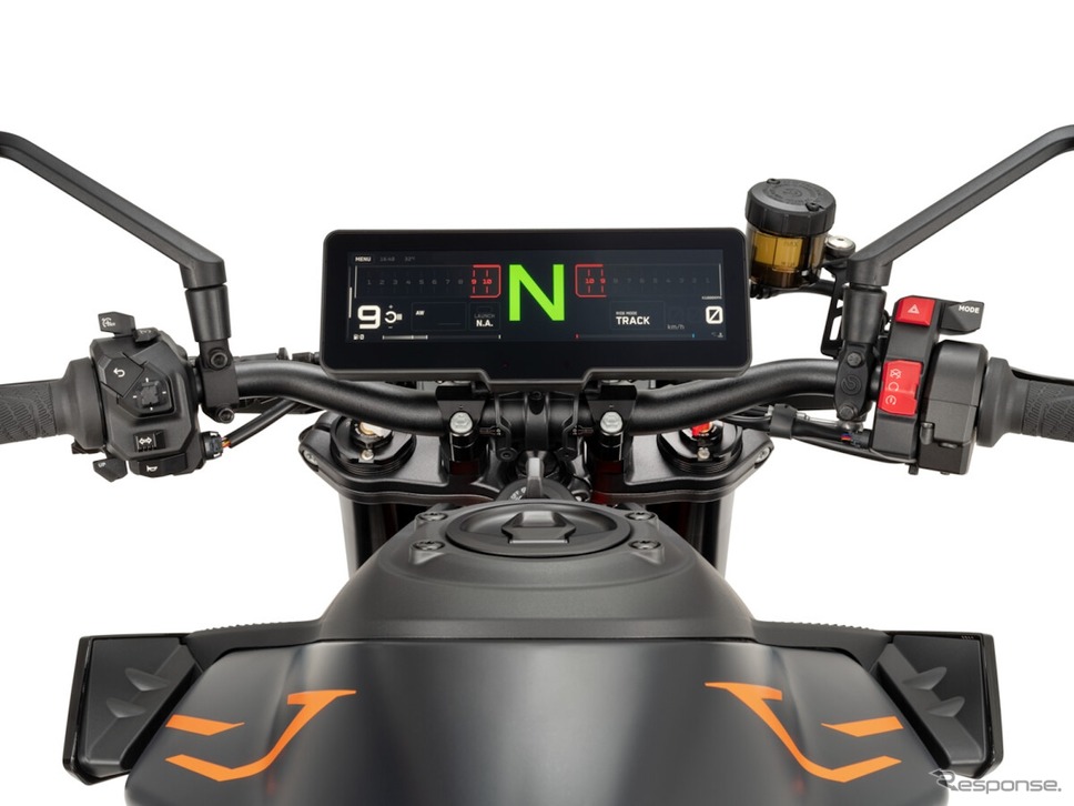 KTMの新型8.8インチ TFTディスプレイ《photo by KTM》
