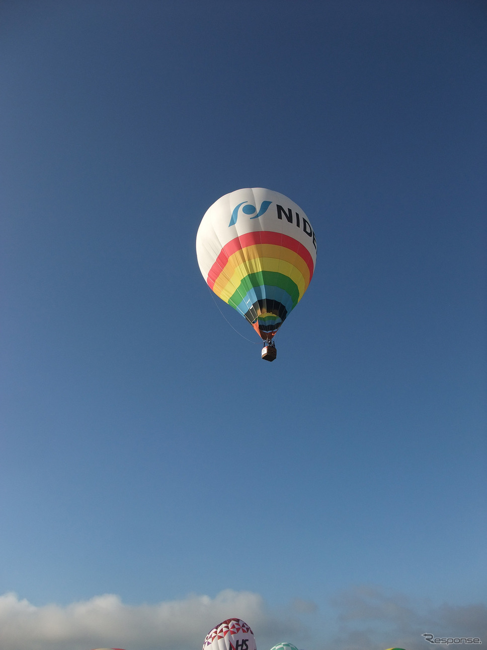 上空の風は安定している。とにかく離陸だとばかりに飛び立つ気球。蒼空とのコントラストが見事。《写真撮影 井元康一郎》