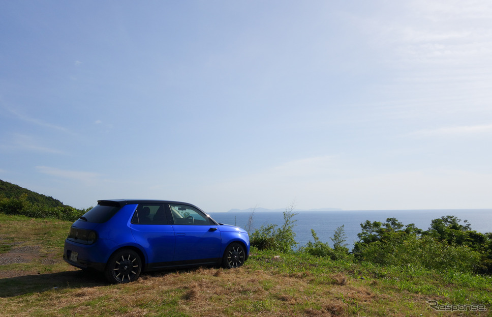 Honda e。東シナ海をバックに《写真撮影 井元康一郎》
