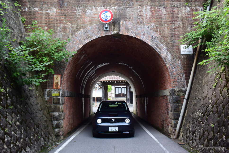 Honda e。中山道の数ある宿場町のひとつ、今須宿にて。《写真撮影 井元康一郎》