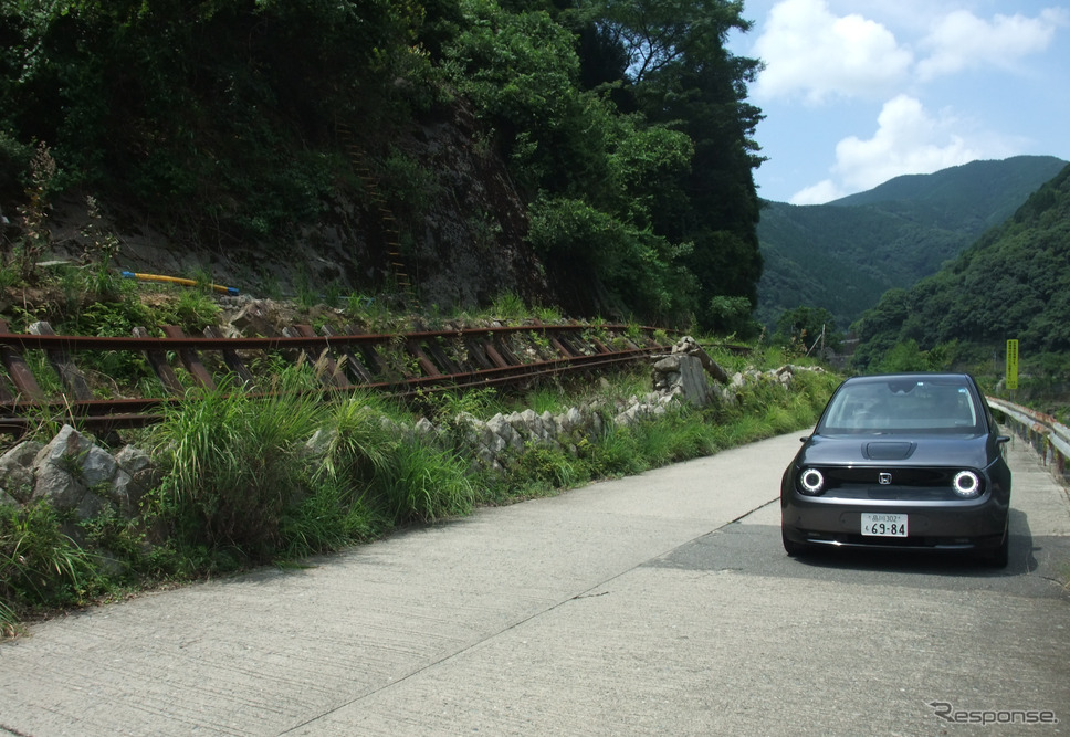 Honda e。2020年の豪雨で被災して以降不通となっている肥薩線をバックに。《写真撮影 井元康一郎》