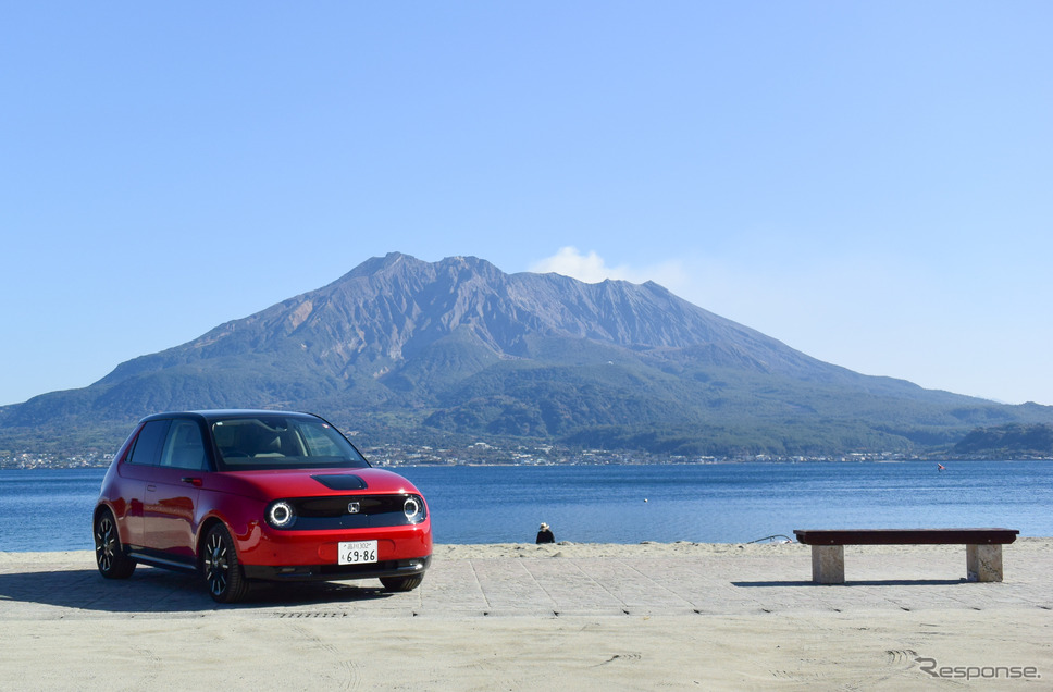 Honda e。桜島をバックに。《写真撮影 井元康一郎》