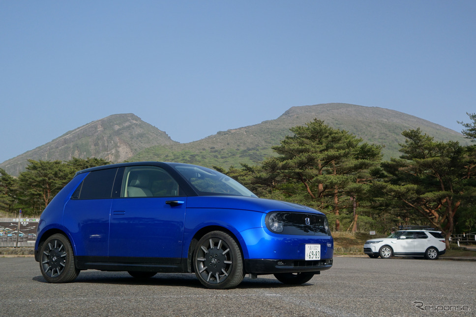 Honda e。鹿児島〜宮崎県境のえびの高原にて。《写真撮影 井元康一郎》