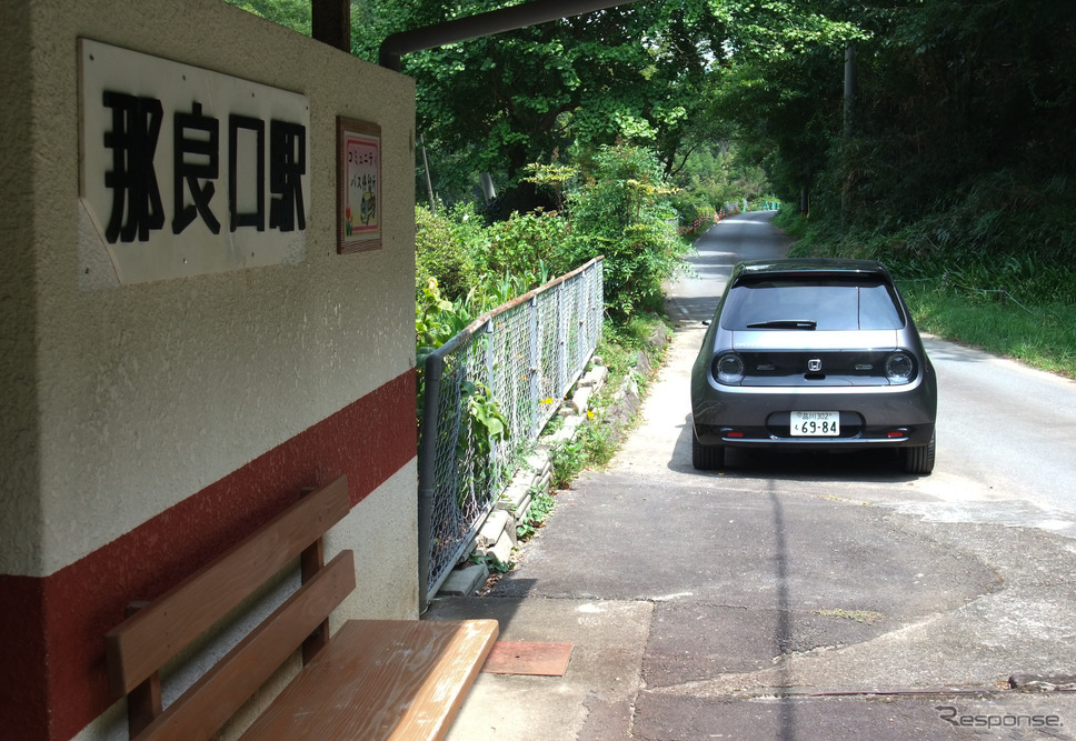 全幅1750mmはシティカーとしては少し大柄だが、ミラートゥミラーの幅が狭いため狭隘道も楽々。《写真撮影 井元康一郎》