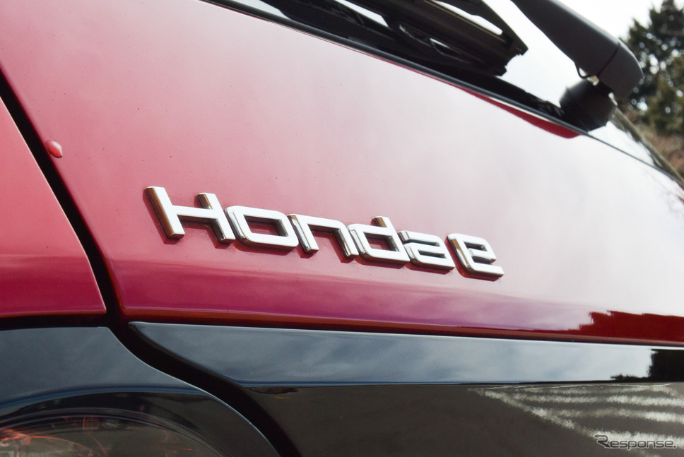 Honda eのロゴ。車名にホンダ史上初めてHondaの5文字を与えたモデルを放置の末にディスコンというのはあまりに薄情というものだった。《写真撮影 井元康一郎》