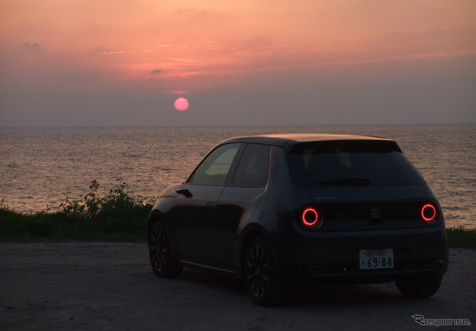 Honda e。日本海に落ちる夕日を見ながら。《写真撮影 井元康一郎》
