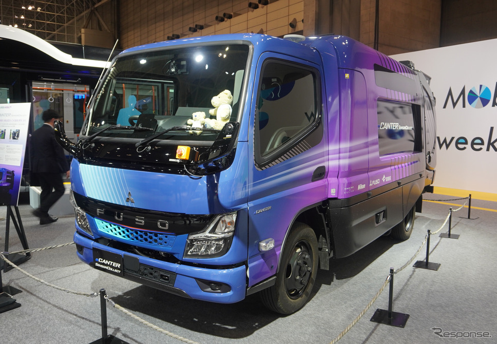 三菱ふそうの自動追尾型の電動ゴミ収集車(ジャパンモビリティショー ビズウィーク2024)《写真撮影 宮崎壮人》