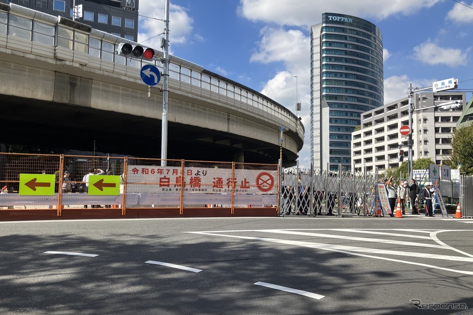 白鳥橋北詰(東詰)。写真奥が早稲田方面、手前が厩橋1丁目方面。上は首都高速5号線《写真撮影 高木啓》