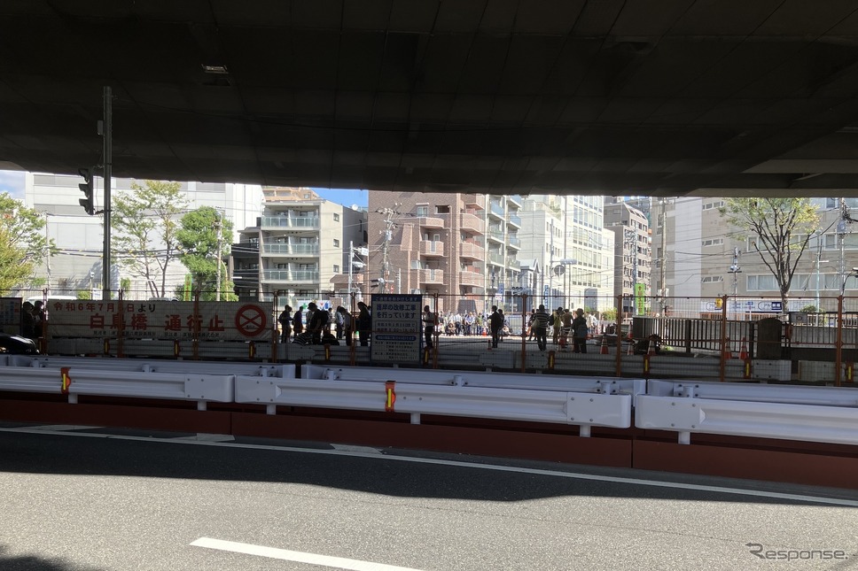 白鳥橋南詰(西詰)。写真左手の早稲田方面からきた都電は、左に曲がって白鳥橋を渡り、本郷台地に登って厩橋1丁目方面へ向かった《写真撮影 高木啓》