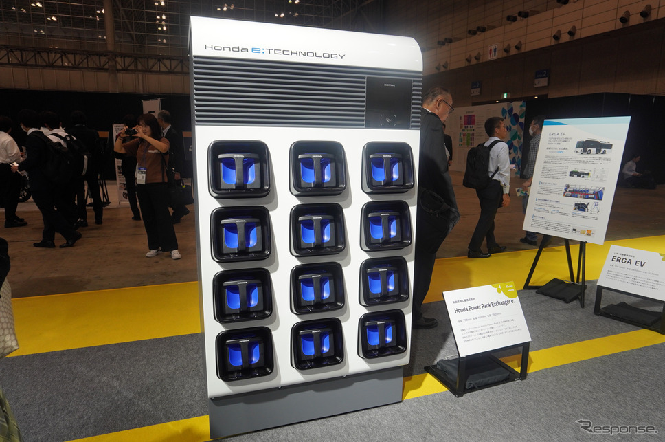 ホンダの交換式バッテリー「Honda Mobile Power Pack e:」の充電器(ジャパンモビリティショー ビズウィーク2024)《写真撮影 宮崎壮人》
