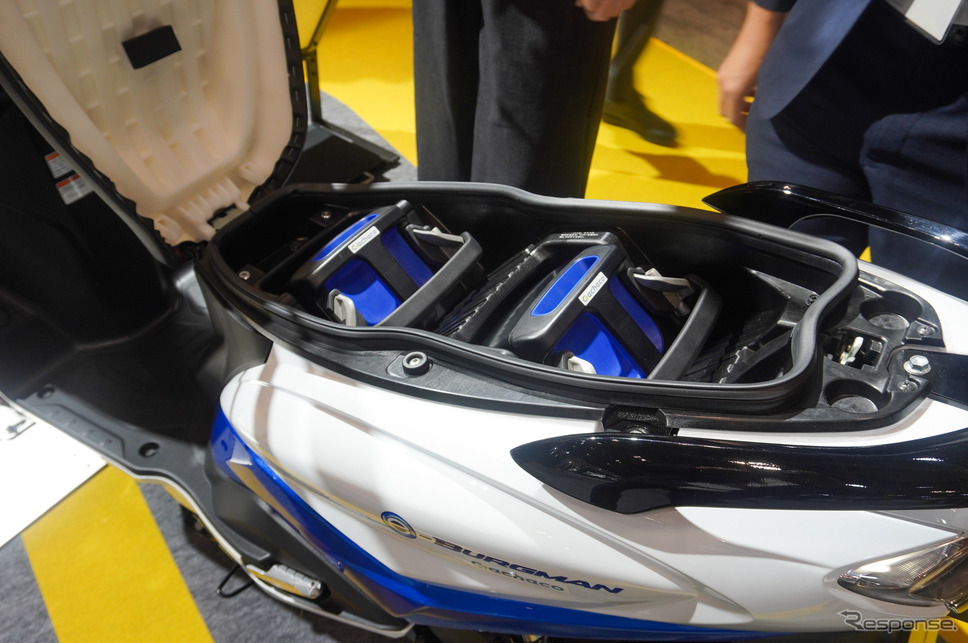 ホンダの交換式バッテリーを搭載するスズキ e-バーグマン(ジャパンモビリティショー ビズウィーク2024)《写真撮影 宮崎壮人》