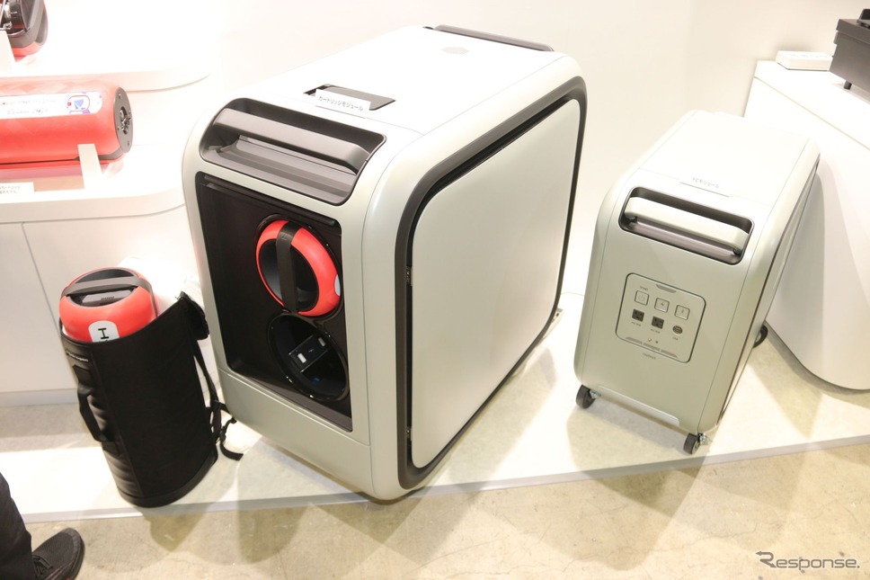 トヨタの水素カートリッジ:左がカートリッジモジュール、中央がFCモジュール、右がキャリーバッグに入った水素カートリッジ《写真撮影 中尾真二》