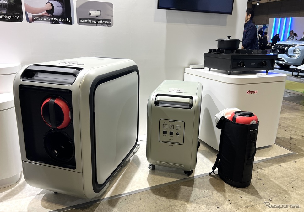 トヨタの水素カートリッジ:左がカートリッジモジュール、中央がFCモジュール、右がキャリーバッグに入った水素カートリッジと水素コンロ《写真撮影 中尾真二》