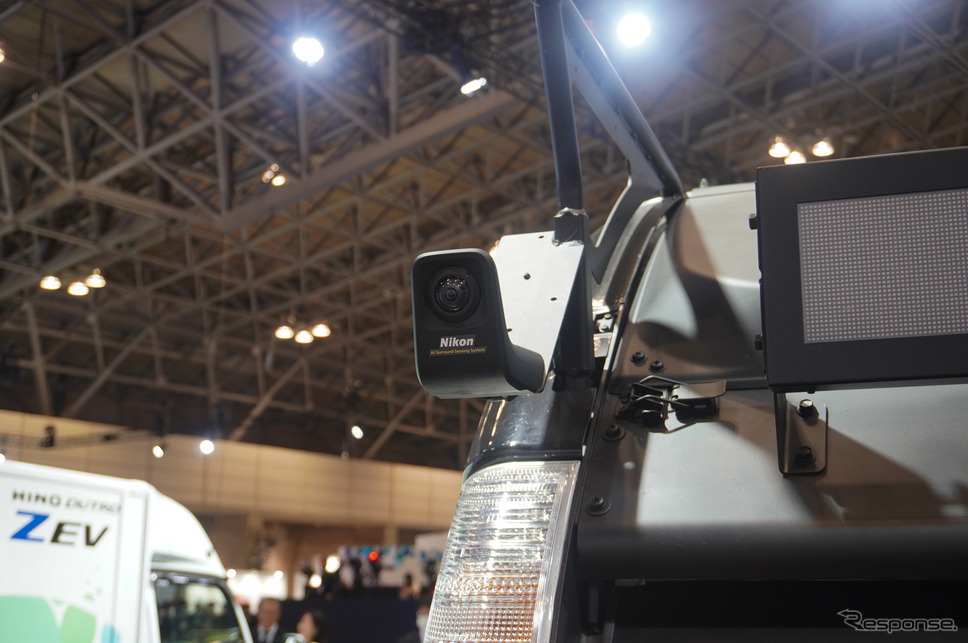 三菱ふそう、次世代の自動追尾型 EVごみ収集車のコンセプトモデル「eCanter SensorCollect」《写真撮影 宮崎壮人》