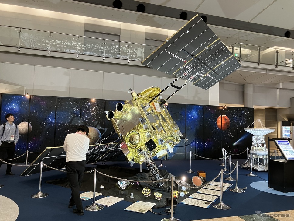 2024国際航空宇宙展:「はやぶさ2」の実物大模型《写真撮影 高木啓》