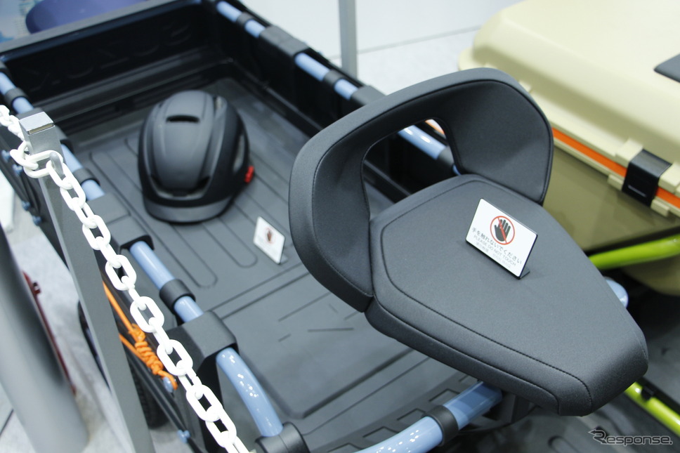 スズキ『SUZU-RIDE』(緑)と『SUZU-CARGO』(青)《写真撮影 小國陽大》