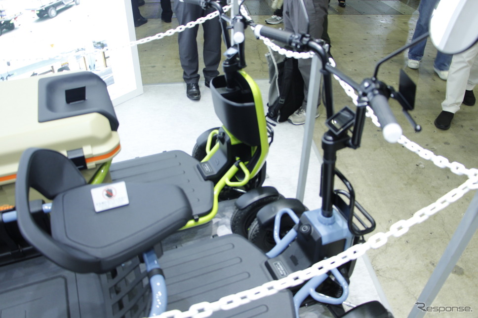 スズキ『SUZU-RIDE』(緑)と『SUZU-CARGO』(青)《写真撮影 小國陽大》