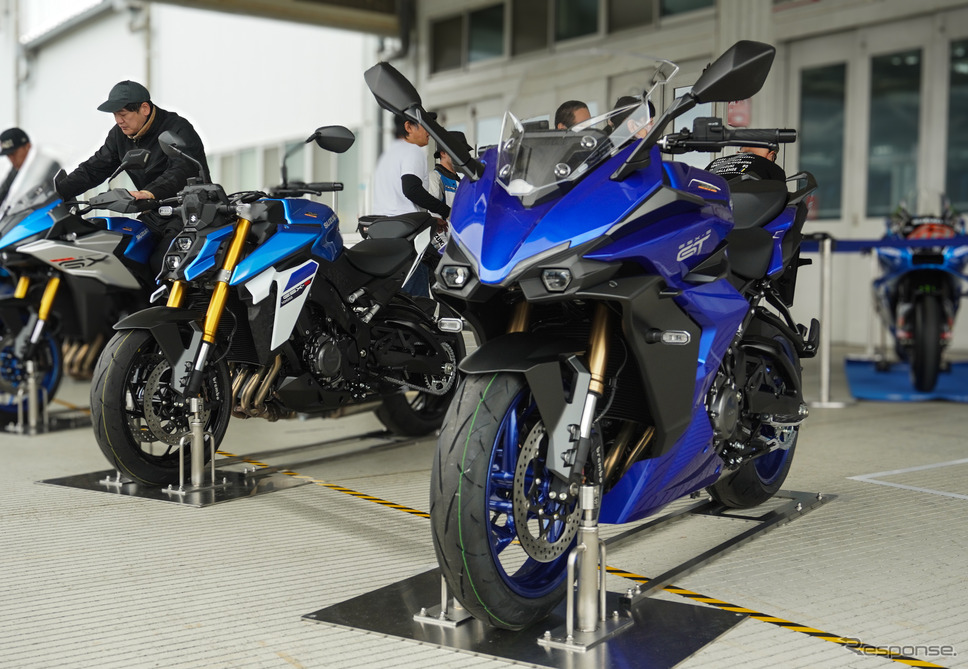 スズキ GSX-S1000(左奥)とGSX-S1000GT(右手前)《写真撮影 宮崎壮人》