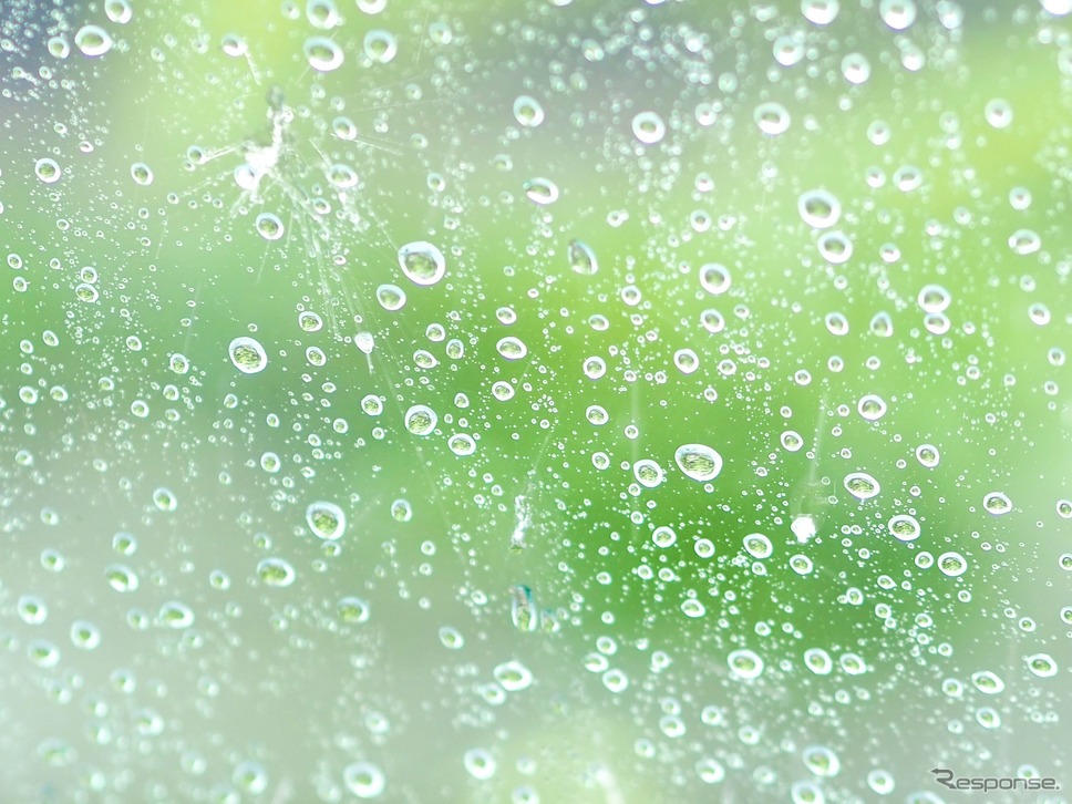『バッチバチに撥水させたい!』雨の日の視界を劇的に改善、ガラス撥水剤の選択と施工のコツ〜Weeklyメンテナンス〜