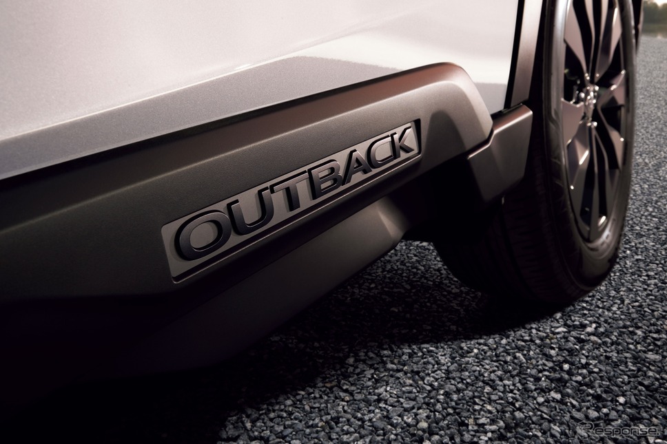 レガシィアウトバック30th Anniversary:ブラック OUTBACK ロゴ入りリヤドア・サイドクラッディング《写真提供 SUBARU》